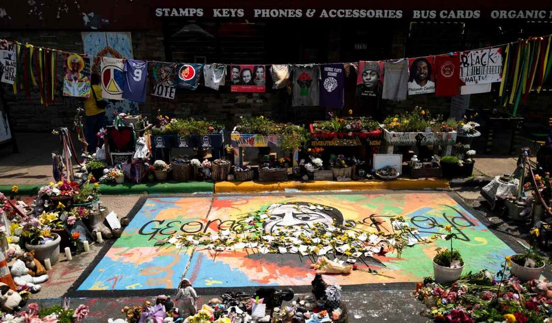 Vista del lugar donde George Floyd fue asesinado durante el acto “Levántate y recuerda” en la plaza George Floyd el 25 de mayo de 2025 en Minneapolis, Minnesota. Foto: AFP
