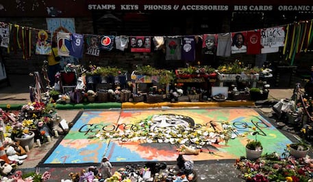 Conmemoran 5to aniversario luctuoso de George Floyd en EU; acusan lentitud en reformas a departamentos de policías