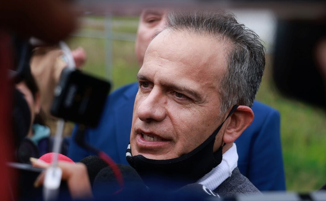 Israel Vallarta habla ante los medios de comunicación tras salir en libertad del Altiplano, luego de pasar 19 años en prisión sin recibir una sentencia. EFE/Felipe Gutierrez