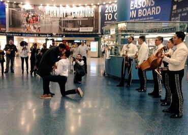 Mexicano se compromete con su novio a ritmo de mariachi en NY