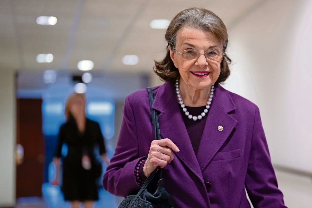 La senadora Dianne Feinstein, demócrata por California, al dejar una sesión informativa clasificada sobre China en el Capitolio, en Washington, el 15 de febrero pasado. Foto: J.Scott Applewhite | AP