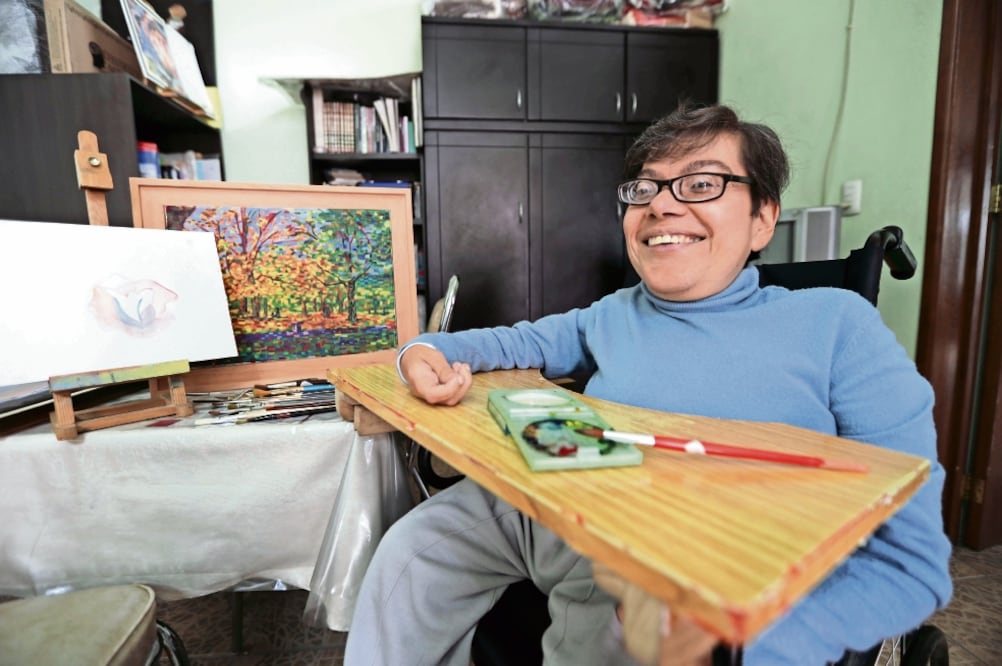 La mujer, de 49 años, estudió en la Facultad de Artes de la Universidad Autónoma del Estado de México (UAEMéx), donde recibió mucho apoyo, “le exigían a la par que al resto de la clase”, recordó. Foto: JORGE ALVARADO. EL UNIVERSAL