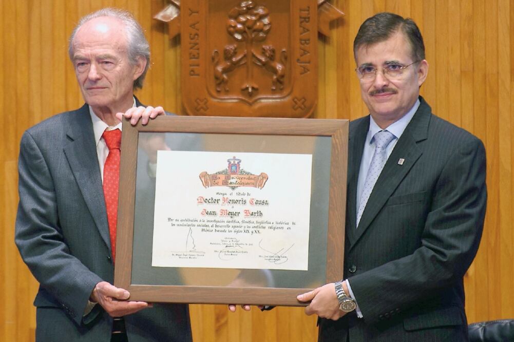 El historiador Jean Meyer y el rector de la UdeG, Tonatiuh Bravo Padilla (JORGE MENDOZA. EL UNIVERSAL)