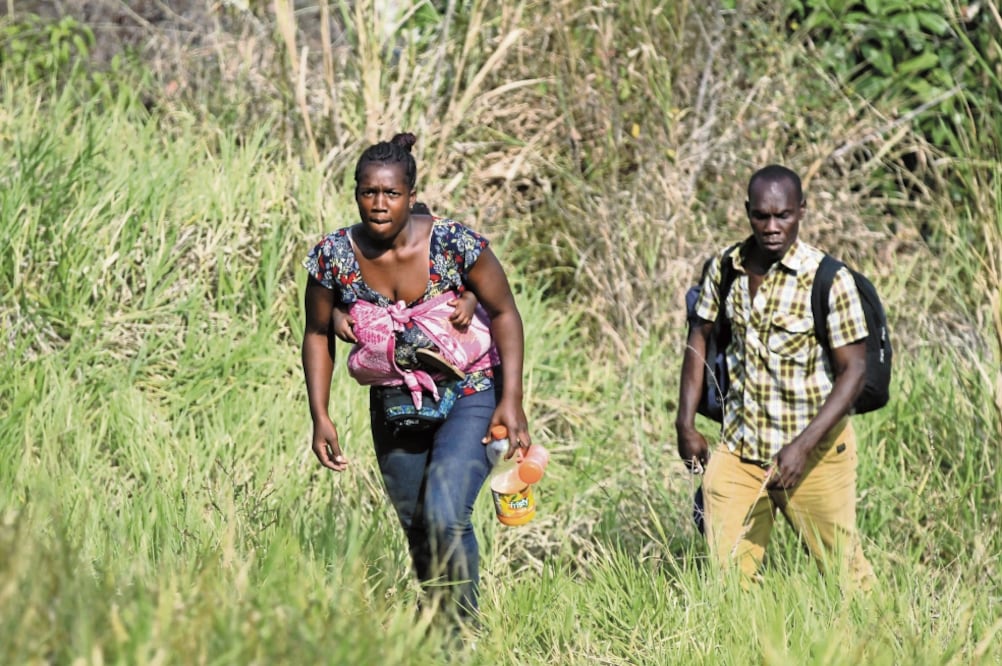 Modus operandi. El grupo delictivo les daba identificaciones falsas a los migrantes y los hacía pasar por turistas. / ARCHIVO EL UNIVERSAL