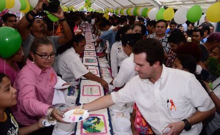 Celebran aniversario de Villahermosa con pastel de 30 metros