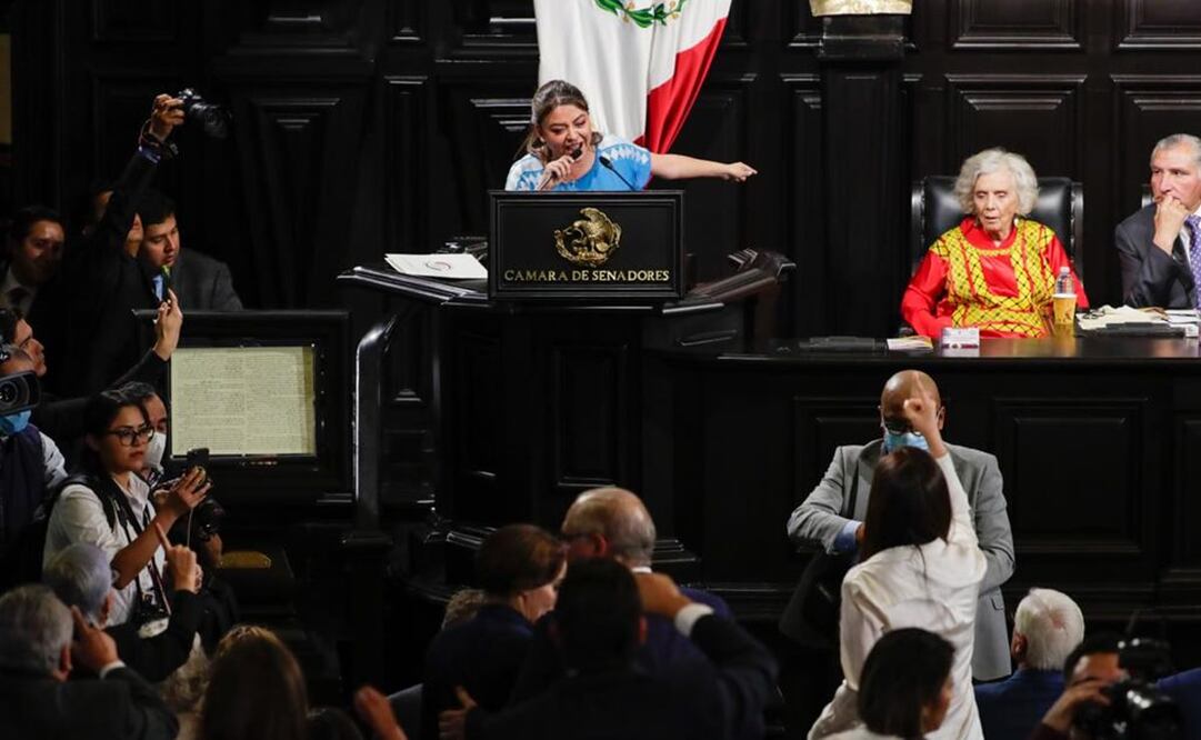 Senadora Sasil de León en entrega de la medalla Belisario Domínguez a la escritora y periodista Elena Poniatowska. Foto: Diego Simón Sánchez / EL UNIVERSAL