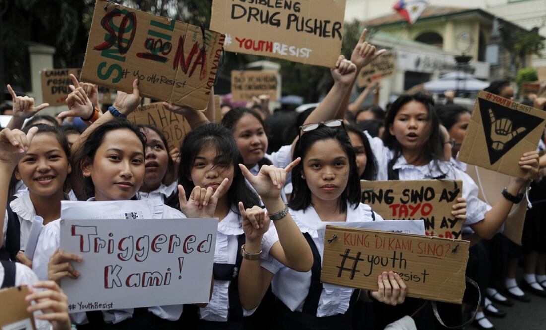 Estudiantes filipinas del Saint Scholastica College participan en una manifestación en Manila (Filipinas) (Foto: EFE)