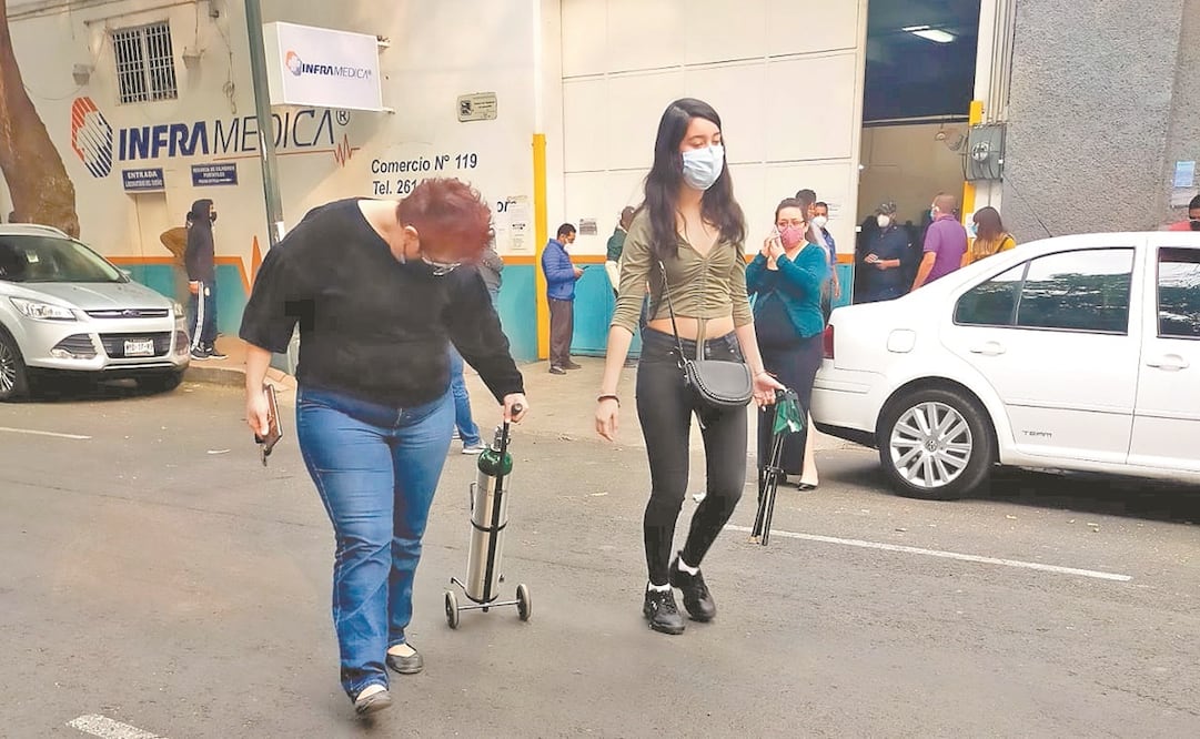 En algunos sitios de venta de tanques de oxígeno las filas son tan largas que doblan la cuadra. Foto: Perla Miranda. EL UNIVERSAL