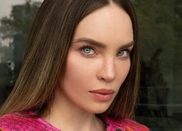 Belinda luce su icónico abrigo en forma de corazón en Mentiras, la serie