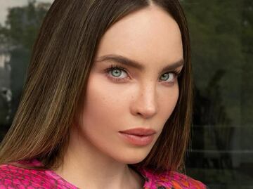 Belinda luce su icónico abrigo en forma de corazón en Mentiras, la serie