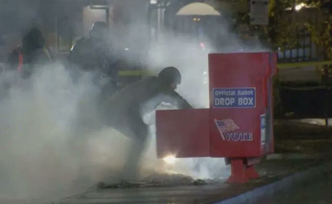 La Policía de Oregon y Washington investiga el incendio de varias urnas electorales que contenían cientos de papeletas de voto anticipado, a solo una semana de las elecciones. Foto: Captura de Pantalla