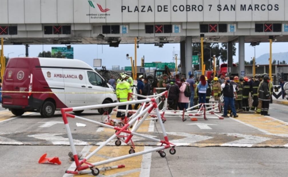 Tráiler se impacta contra casetas de cobro en autopista México-Puebla; hay dos muertos