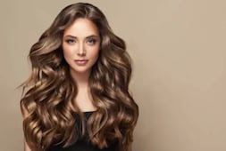 Cómo iluminar tu cabello sin ponerte tinte