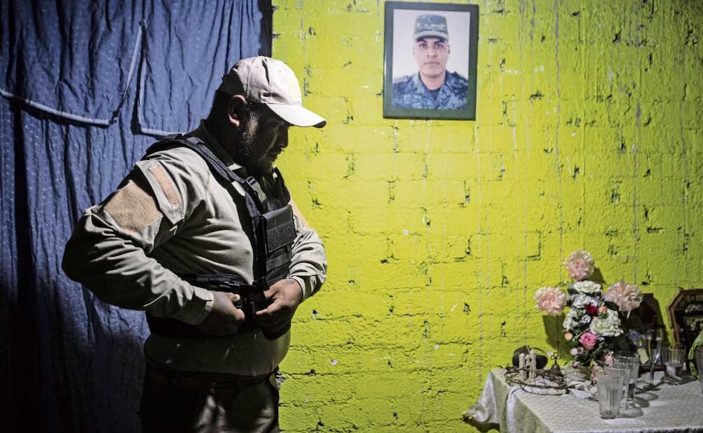 Adrián Guadalupe Salas, jefe de una de las brigadas, se prepara para su jornada. Relata que lo que más les ha tocado enfrentar es a cazadores. Foto: Gabriel Pano / EL UNIVERSAL