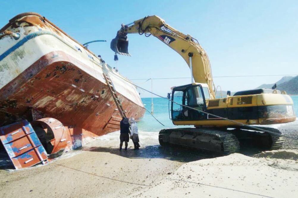 Después de dos meses, terminan maniobras para rescatar embarcación que permanecía en playas de Cabo Pulmo; la envían a Mazatlán. (FOTO: GLADYS NAVARRO. EL UNIVERSAL)
