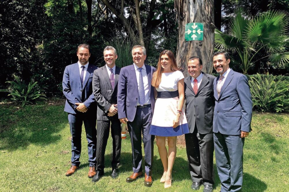 Grupo Omnilife, encabezado por Jorge Vergara (tercero de izquierda a derech a) prevé listarse en cuatro años en la Bolsa Mexicana de Valores (CORTESÍA)