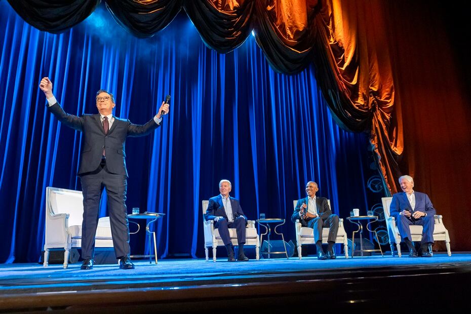 El comediante Stephen Colbert, izquierda; el presidente Joe Biden y los exmandatarios Barack Obama y Bill Clinton participan en un evento de recaudación de fondos, en el Radio City Music Hall, en Nueva York. Foto: AP