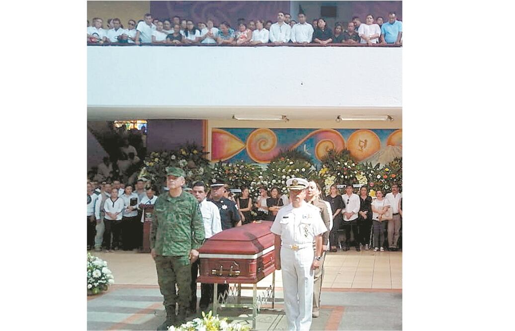 Despedida. Familiares del edil Óscar Gurría Penagos y funcionarios montaron guardia de honor a un lado de su féretro. Foto: ESPECIAL