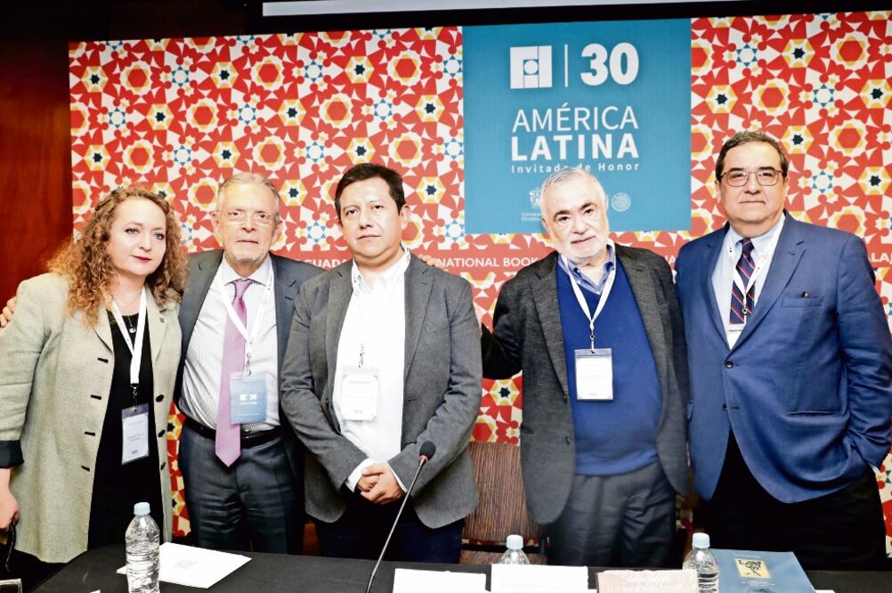 El escritor Ignacio Solares y Ernesto Velázquez, director de Canal 22 y coordinador de la Comisión del Centenario de EL UNIVERSAL (JUAN BOITES. EL UNIVERSAL)