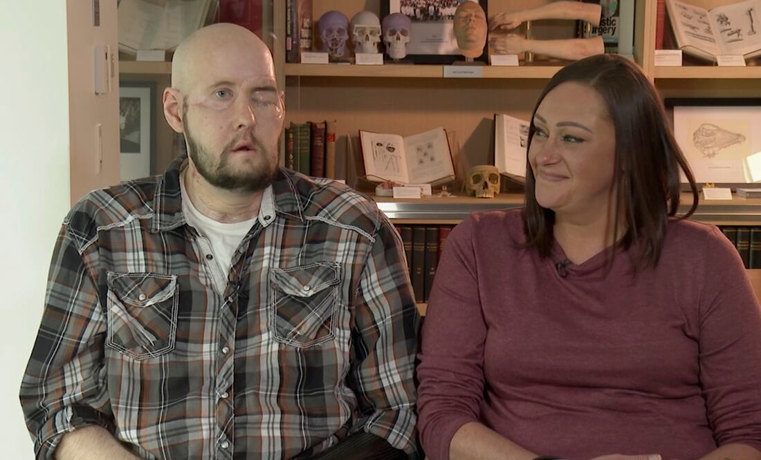 Aaron James habla durante una entrevista, acompañado por su esposa, Meagan, en Nueva York el 23 de octubre de 2023. Foto: AP