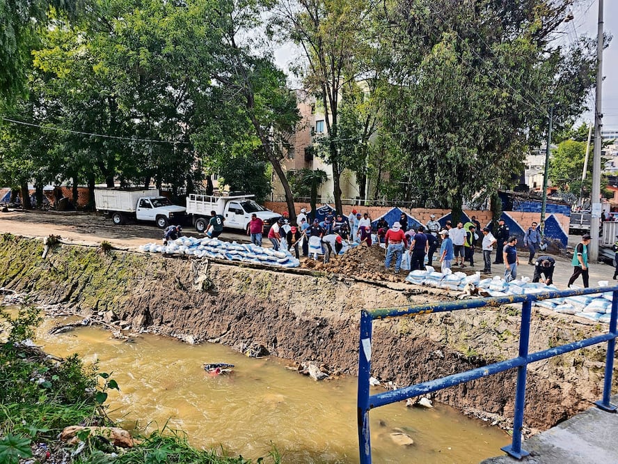 Vecinos llenaron costales con arena para evitar otra inundación. Foto Especial
