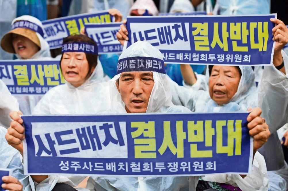 Surcoreanos protestaron ayer cerca de la Casa Azul, sede del gobierno, contra la prueba del sistema antimisiles que realizó el domingo Estados Unidos (JUNG YEON-JE. AFP)