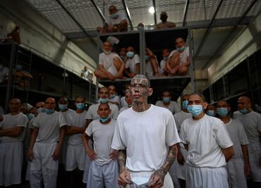 De 60 a 75 reclusos por celda: así es la megacárcel de Nayib Bukele en El Salvador