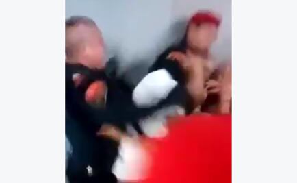 Graban pelea entre policías y usuarios en el Metro