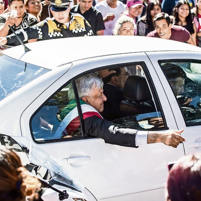 Desde que salió de su casa, en la colonia Toriello Guerra, en Tlalpan, y en sus recorridos a la Cámara de Diputados y a Palacio Nacional, Andrés Manuel López Obrador saludó a una multitud que hizo valla para verlo pasar. GERMÁN ESPINOSA. EL UNIVERSAL