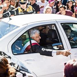 Con euforia y esperanza la multitud lo escoltó