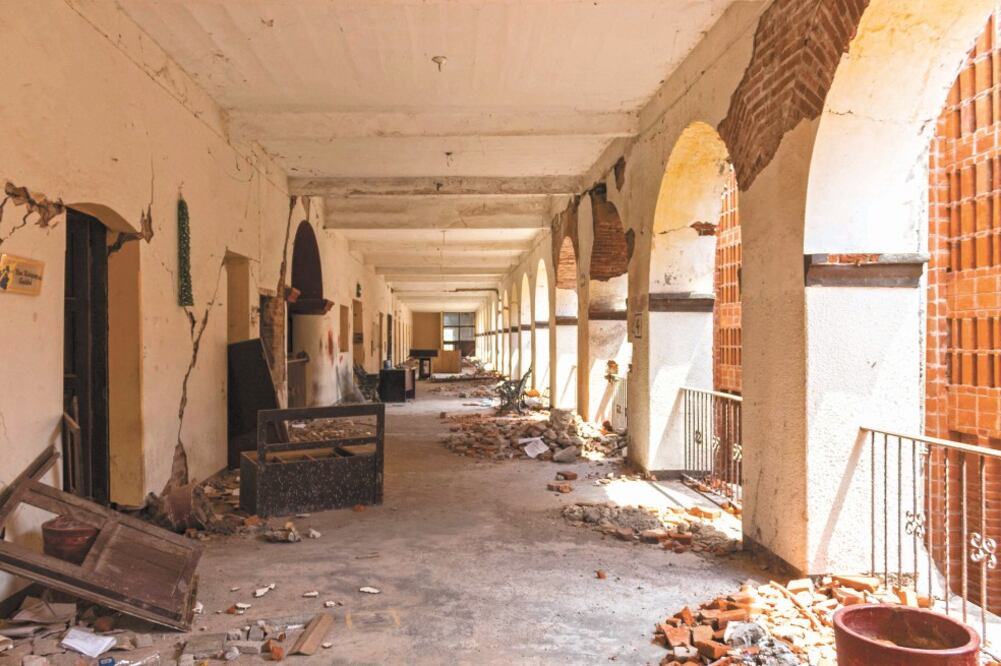 Gran parte de los 26 arcos de la planta baja están protegidos por estructuras de madera, incluyendo la entrada, que es resguardada por policías para que nadie entre y suba al inmueble sin el permiso de las autoridades. Fotos: CLAUS MENDOZA. EL UNIVE