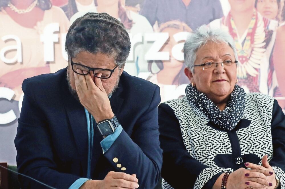 El candidato al Senado Iván Márquez (Izq.) y la candidata a la vicepresidencia , Imelda Daza, anunciaron el retiro de la FARC de la contienda presidencial (MAURICIO DUEÑAS CASTAÑEDA. EFE)
