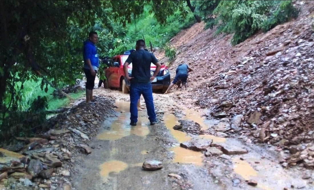 Pobladores de las comunidades de la sierra zapoteca-mixe llevan dos días incomunicados debido a deslaves, derrumbes y crecida de ríos y arroyos por las intensas lluvias. Foto: especial