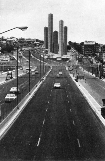 Los puentes peatonales expresaban “modernidad” en los 50 y 60