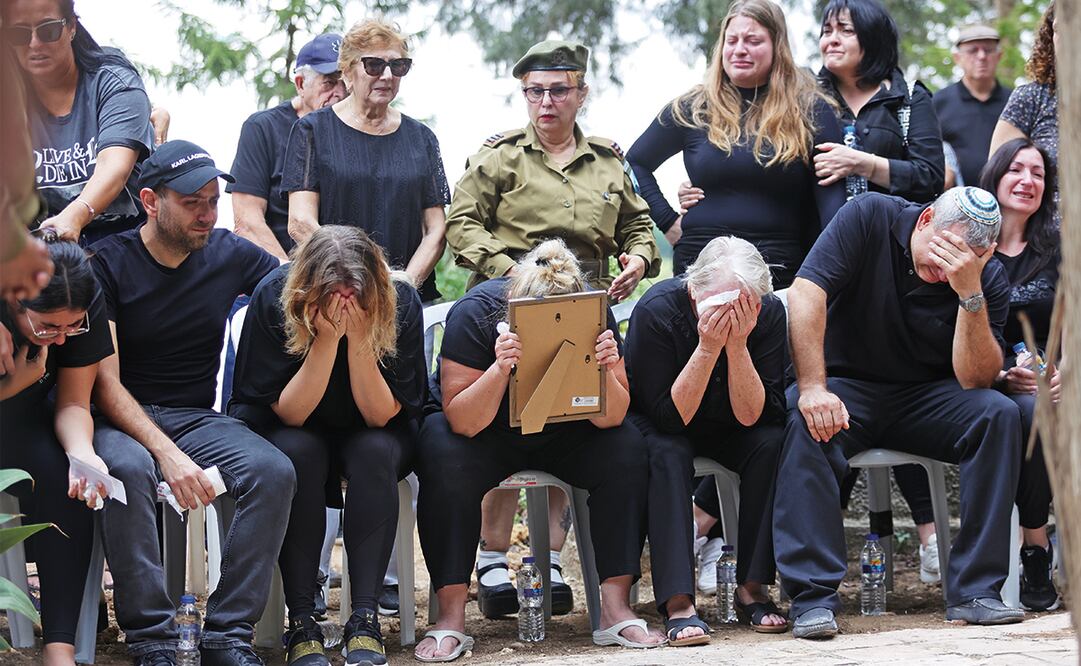 Israelíes participan en el funeral del sooldado Yuval ben Yaakov, muerto en combates con militantes de Hamas en la frontera con Gaza. Foto: EFE