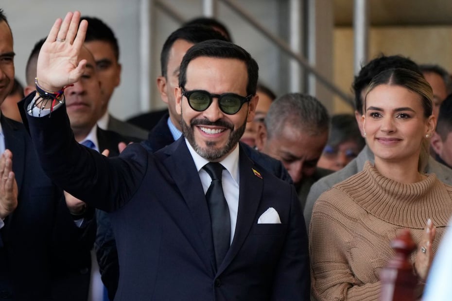 El presidente electo de Colombia, Abelardo de la Espriella, saluda a la gente, acompañado de su esposa Ana Lucía Pineda, en Chiquinquira. FOTO: FERNANDO VERGARA. AP