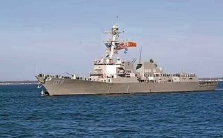 Buques de guerra de EU cruzan el estrecho de Ormuz, reportan medios; operación habría sido sin coordinación con Irán