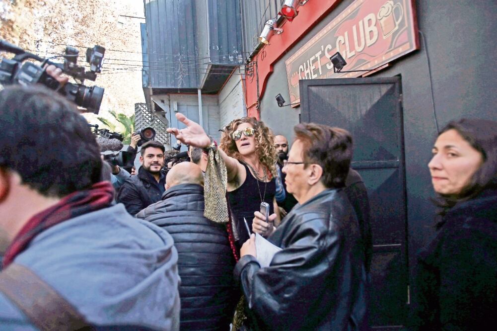 El papel del histrión (gafas oscuras) en Salty , es el de un rockero que tiene un duro encontronazo con la realidad (FOTOS: LUIS HIDALGO. AP)