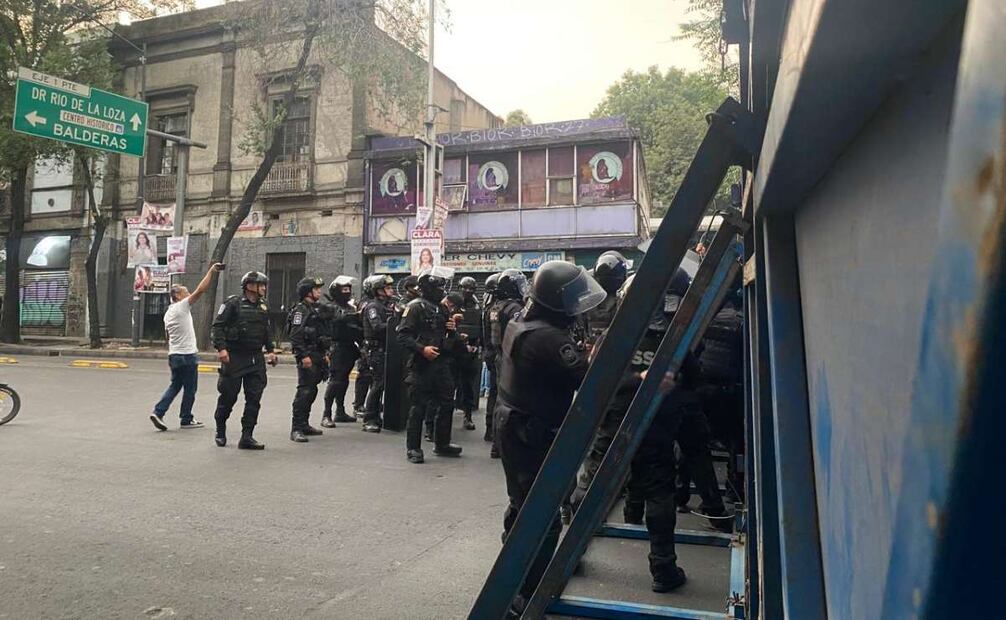 Policías bloqueo manifestación de normalistas. Foto: Valente Rosas. EL UNIVERSAL