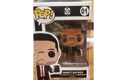 Martí Batres presume su Funko personalizado; viene con todo y agenda