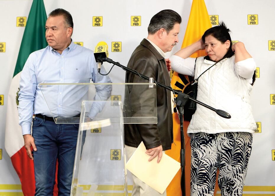 Tras asegurar que el PRD no permitirá conductas reprobables, el dirigente nacional, Carlos Navarrete (en medio) se retira del atril, donde dio un mensaje por la detención del edil de Cocula, Erik Ulises Ramírez (VALENTE ROSAS. EL UNIVERSAL)