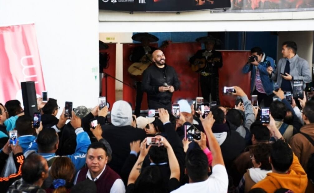Lupillo Rivera sorprende y arma "baile" en la línea B del Metro