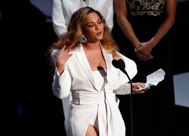 Beyoncé nos enseña cómo lucir con elegancia con un look arriesgado