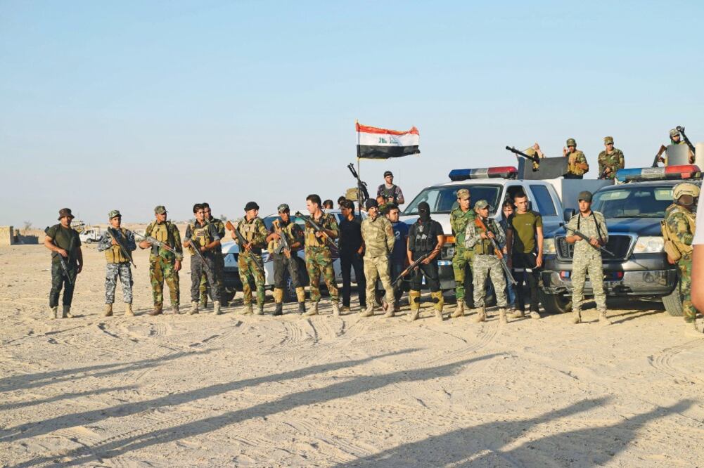 Voluntarios sunitas que pelean contra el Estado Islámico en Ramadi, la capital de Al-Anbar, donde ayer fue bombardeada una caravana de yihadistas (AP)