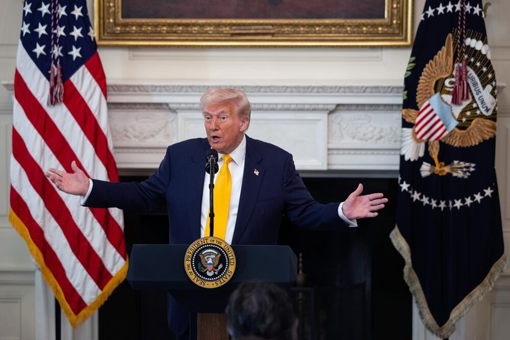 El presidente estadounidense, Donald Trump, pronuncia un discurso durante una sesión de trabajo con gobernadores en el Comedor Estatal de la Casa Blanca. Foto: EFE