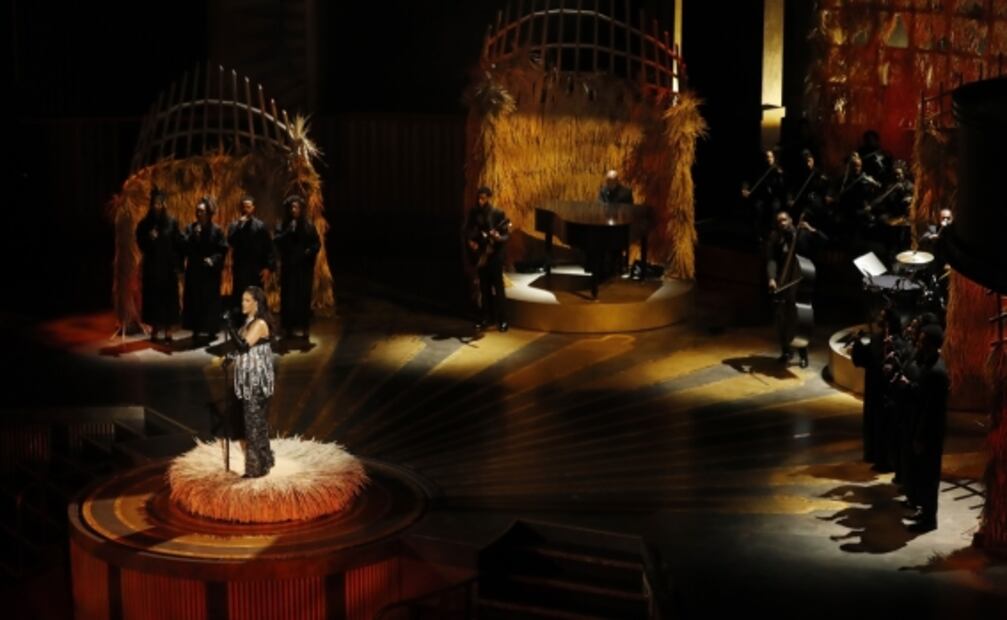 Rihanna y Lady Gaga enternecen el escenario de los Oscar y las redes sociales