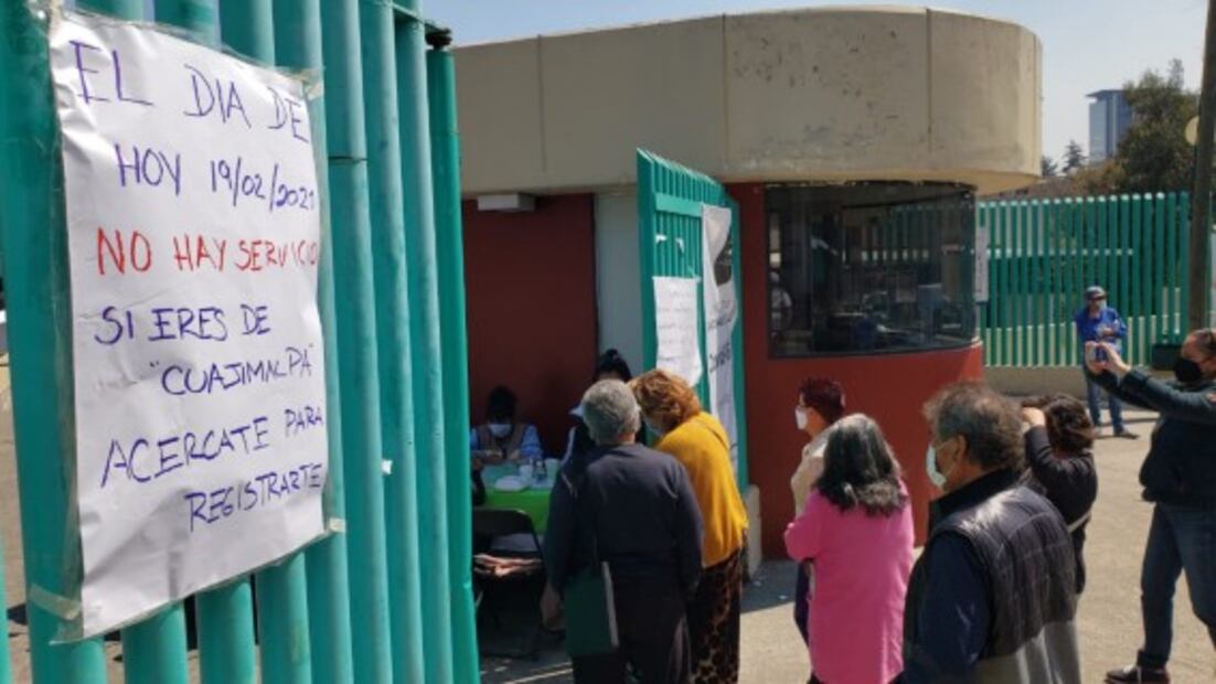 Adultos mayores acuden a vacunarse contra Covid-19 en Cuajimalpa y no encuentran dosis