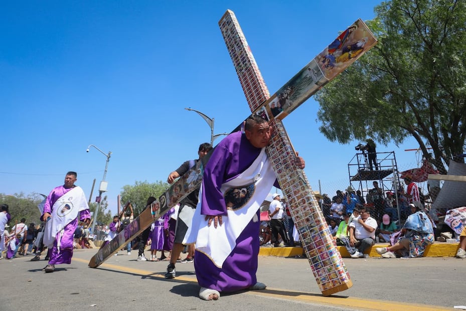 Su motivación más profunda nació de una promesa: cuando a su abuelita le dijeron que no sobreviviría a una operación, él prometió que, si salía adelante, continuaría cargando la cruz. (Foto: Luis Camacho/ EL UNIVERSAL)