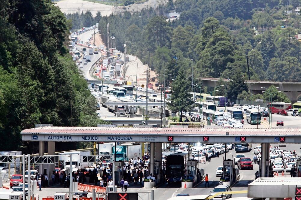 La movilización se registró desde las 2:00 horas, cuando los inconformes se congregaron en Toluca, la capital del Estado de México, para trasladarse hacia la Ciudad de México, concretamente a la residencia oficial de Los Pinos. (JORGE ALVARADO)