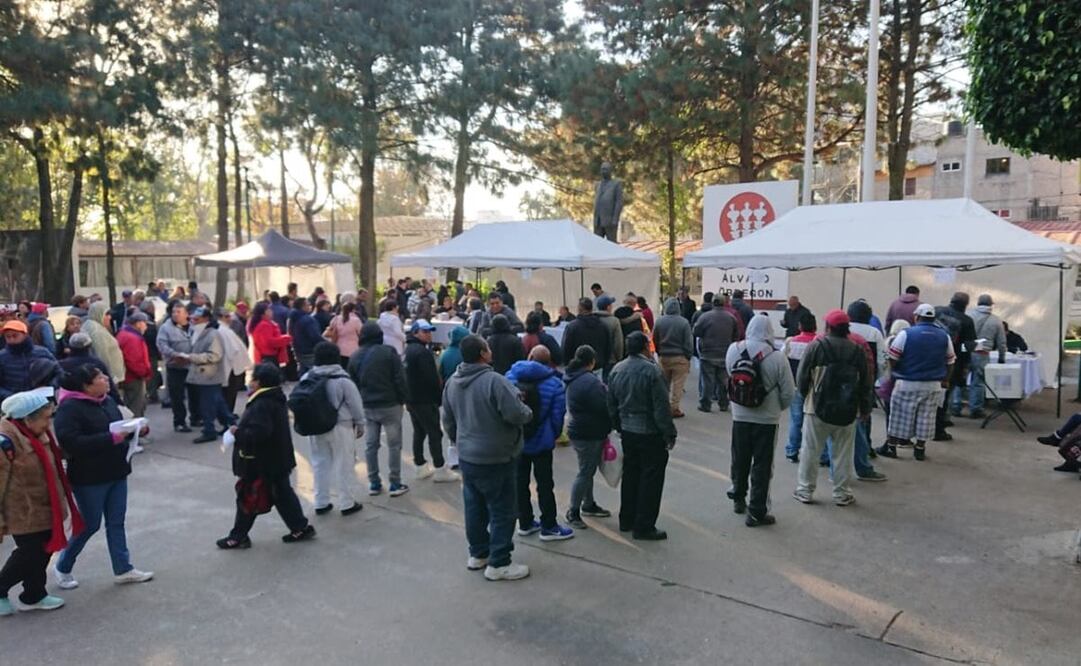 Los miembros del Sindicato acudieron este jueves 9 de enero a emitir su voto en las casillas instaladas en la alcaldía Álvaro Obregón. Foto: Héctor Cruz. EL UNIVERSAL